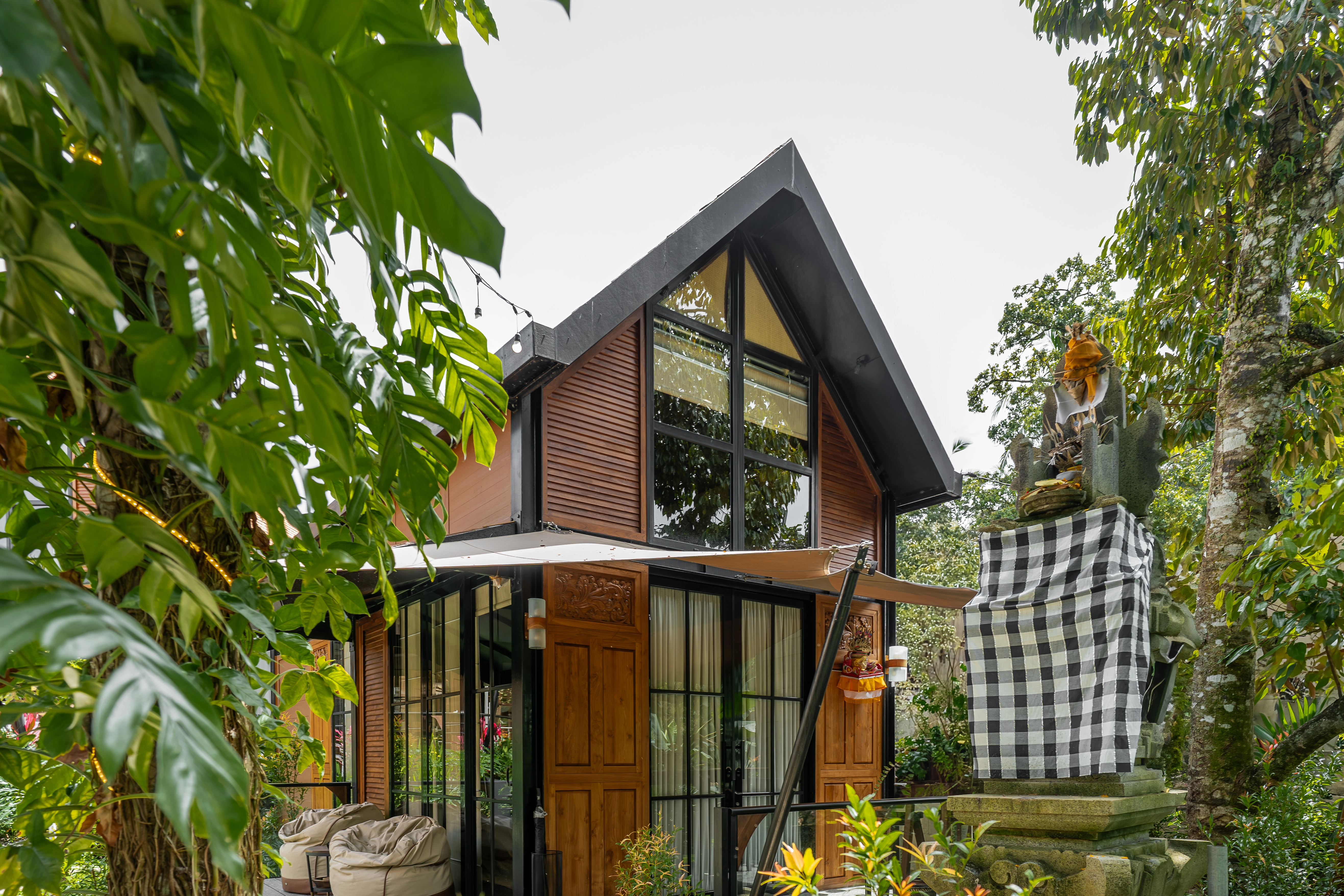 CasitaBlack_Exteriors_DESA_Bali_Indoensia_Asia_02